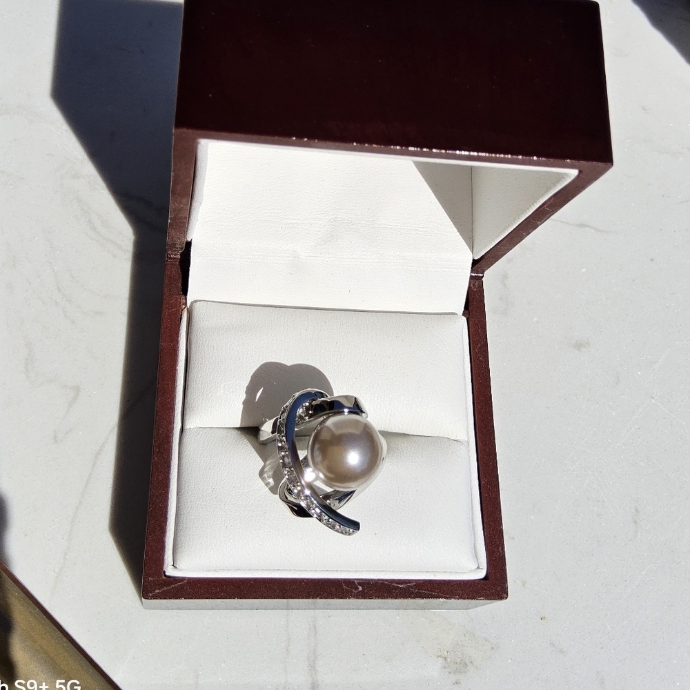 Silver and Cream Pearl Ring with Leaf Design